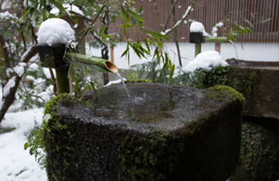 黒ウィズクイズ 日本庭園でみられる この仕掛けを何と言う 黒ウィズ